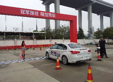 雪鐵籠車手表演2.jpg
